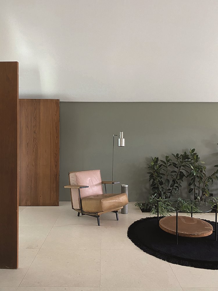 El mobiliario original, en acabados suaves y colores naturales, ayuda a materializar la idea de un espacio sociable que los Gomis Bertrand deseaban transmitir.