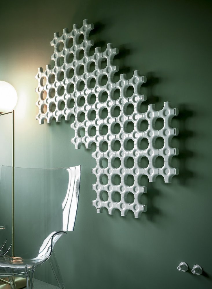 En 2004, Tubes participe pour la première fois au Salone di Milano et lance l'une des icônes de la marque, le radiateur add-On, conçu par Satyendra Pakhalé.