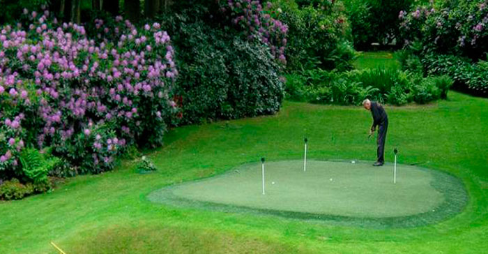 jardin en gazon artificiel pour mini-golf